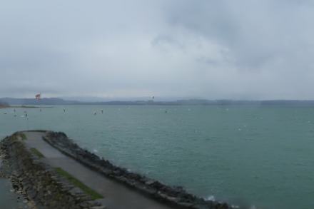Surface du lac de Neuchâtel déjà agitée ce jeudi midi. Photo : Webcam Roundshot Neuchâtel