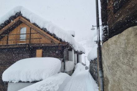 Les chutes de neige sont abondantes sur le versant sud des Alpes ce dimanche 3 mars 2024, comme par exemple à Bosco-Gurin (1500 m) au Tessin.