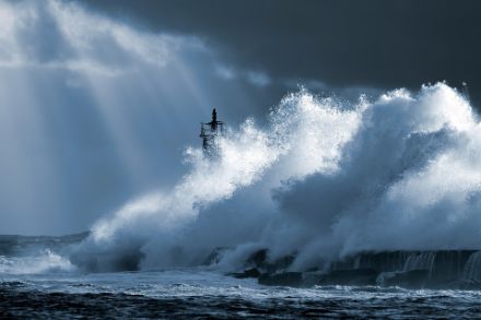 Violente tempête à l'assaut d'un phare. Source : Pixabay