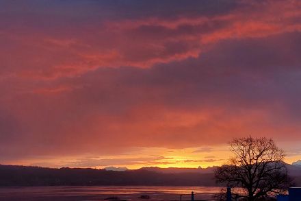 Photo d'éclaircies au lever du soleil à Nottwil au bord du lac de Sempach dans le canton de Lucerne le samedi 24 mars 2024. 