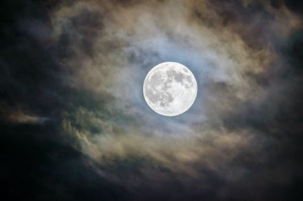 Pleine lune avec des nuages