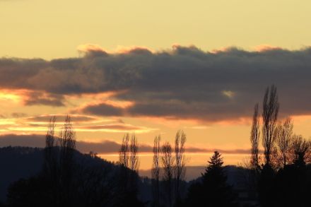 Coucher de soleil avec nuages éclairés.
