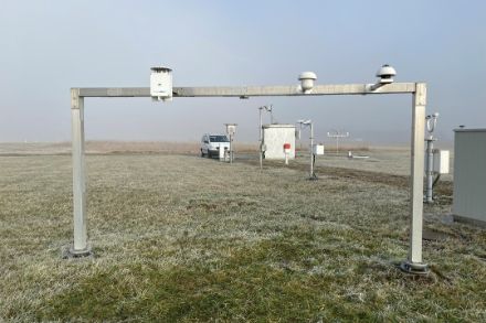 Une des 160 stations de mesure automatiques équipée de tous les instruments de mesure en Suisse, ici à l'aéroport de Zurich. Photo : Alexandra Kohler / MétéoSuisse.