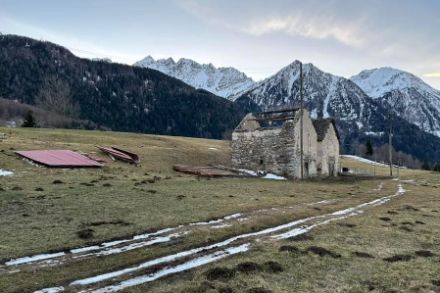 Le foehn du nord au Tessin peut occasionnellement causer des dégâts. Ici, près de Dalpe dans la Léventine, une étable a vu son toit arraché le 23 décembre 2023. Photo : Matteo Buzzi.
