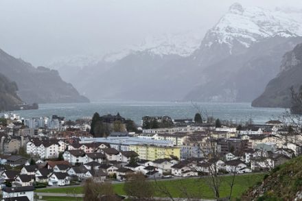 Photo de la tempête de foehn prise depuis Brunnen au bord du Lac des Quatres-Cantons en regardant vers le sud et en direction du mur de foehn durant l’après-midi du vendredi 29 mars 2024. Source : Crowdsourceviewer