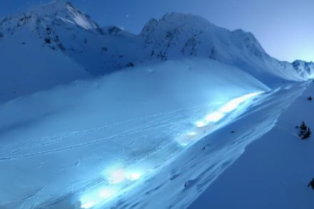 Webcam d’Arolla le dimanche 21 avril 2024 à 4h40. Des patrouilleurs empruntent la montée, en direction du Pas de Chèvres, sous un ciel complètement dégagé à ce moment-là. Source : Roundshot 