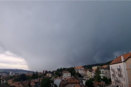 La cellule orageuse approchant La Chaux-de-Fonds, le 24 juillet 2023 vers 11h15 locales. Photo extraite d’une vidéo partagée sur YouTube (https://www.youtube.com/watch?v=B-z8uxC-l2o)