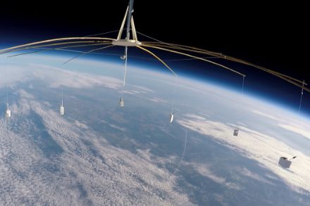 Accrochées à un attelage spécial, les radiosondes testées, volent sous le même ballon jusqu'à une altitude d'environ 35 km. Source : OMM