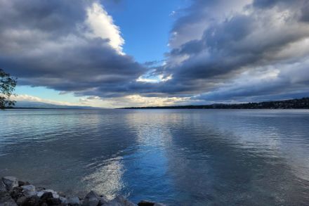 Bancs de nuages parallèles au-dessus du Léman, observés depuis Genève ce mardi 16 avril au petit matin. Photo : observations météo - App MétéoSuisse