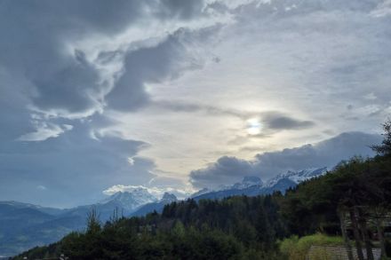 Photo du soleil voilé par des nuages.