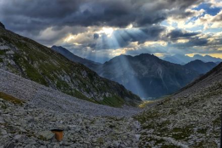 Les rayons du soleil percent la couverture nuageuse dans un paysage de montagne. (Source : unsplash.com)