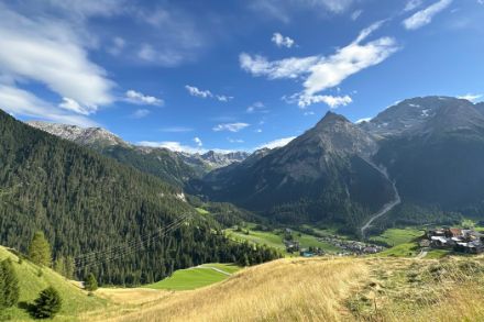 Photo de montagnes sous un ciel bleu.