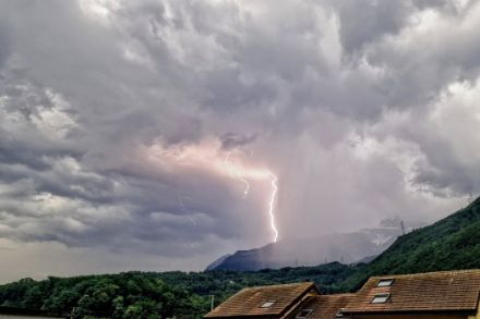Eclair capturé depuis Monthey vendredi 7 juin au cours d'une soirée orageuse. Photo : observations météo – App @MétéoSuisse