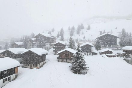 En haute altitude, le semestre d'hiver 2023/24 a apporté beaucoup de neige. En dessous de 1500 m, les précipitations se sont souvent manifestées sous forme de pluie en raison de la douceur. Photo : Riederalp, mars 2024 ; observations Météo/App MétéoSuisse.