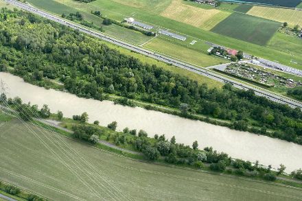 Le Rhône en crue dimanche matin dans la région de Monthey. Photo : Aude Untersee