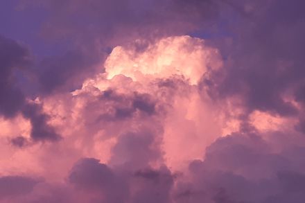 Nuage d'orage brillant dans la lumière du soir.