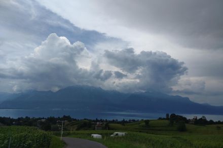 Après une relative accalmie sur le front des orages jeudi et vendredi, une dégradation orageuse potentiellement violente se dessine pour ce samedi. Photo : Observations météo – App MétéoSuisse