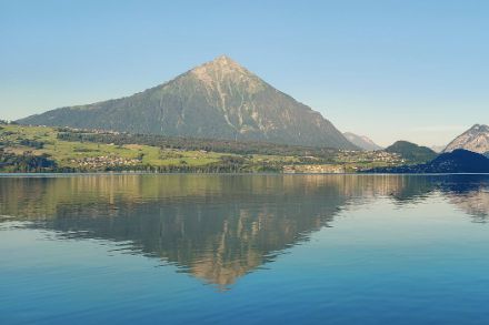 Photo d'une montagne se reflétant dans un lac.