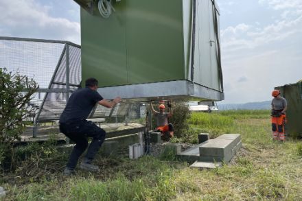 Positionnement de la nouvelle cabine de mesure le 23 mai 2023 à la station EMER-Met de Granges. 