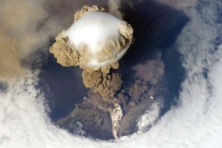 Pyrocumulus au-dessus du volcan Sarychev (Russie), éruption du 12 juin 2009 photographiée depuis l'ISS. Le nuage a atteint une hauteur estimée entre 12 et 18 km. (NASA)