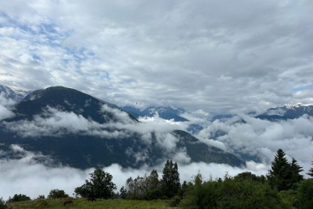 Nuages sur les montagnes autour de Mund (VS). Observations, App MétéoSuisse