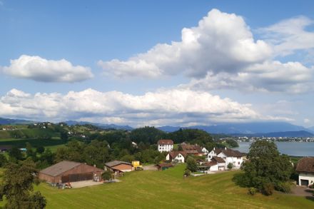 Paysage avec des maisons et un ciel bleu avec des nuages
