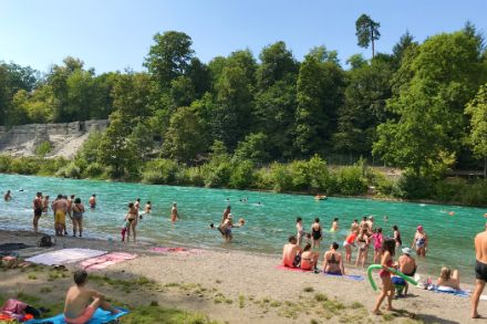 Par beau temps, l’Aar attire parfois en une journée des milliers de nageurs et d’adeptes de bateau pneumatique, comme ici à Eichholz, près de Berne, le 1er août 2020.