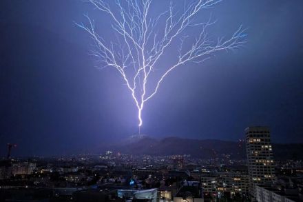 Foudre sur l’Uetliberg au-dessus de Zurich lundi soir.