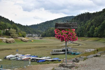 Les rives asséchées du lac des Brenets en août 2022 rendent compte de ce qui sera désormais récurrent en été. (Photo : Esther Scheidegger, OFEV).