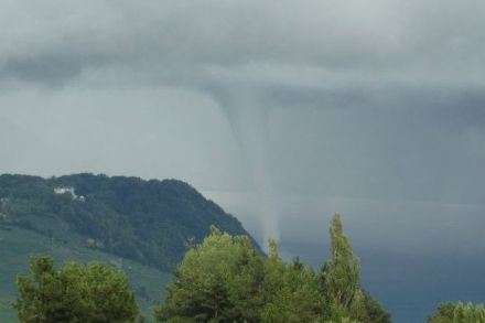 Trombe au large de Riex, Lavaux, le 3 août 2006 vers 13h30 (image: Hervé Parisod)
