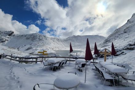 Photo de neige fraîche sur une terrasse,