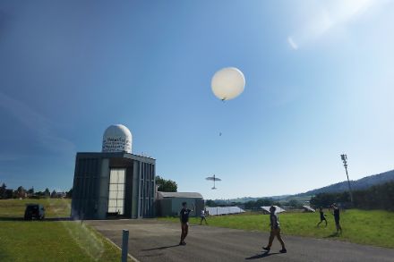 Figure 1 Décollage du ballon. On aperçoit la radiosonde de référence et deux mètres plus bas le planeur radiosonde R2HOME.