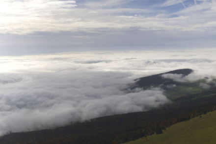 Vue depuis le Chasseral en direction du sud à 12h aujourd’hui 16 octobre. On voit bien la mer de brouillard qui s’étend sur le Plateau.