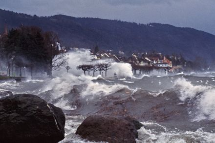 La tempête sur le lac de Zoug. Cette photo d'Andreas Busslinger (agence photographique AURA) montre la force de la tempête sur les quais de Zoug lors du passage de Lothar.