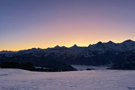 Photo des premières lueurs du jour en 2025 sur l’Oberland bernois depuis la région de Beatenberg.