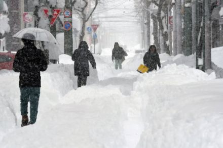 Le 5 février 2025, les chutes de neige persistaient le long de la côte ouest du Japon et sur l'île d'Hokkaido suite à l'arrivée d'air continental arctique en provenance de la Sibérie. Photo : JIJI Press/EPA