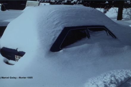 Une rue de Genève, pendant la semaine qui a suivi l’abondante chute de neige du week-end du 16 et 17 février 1985. Photo : Marcel Golay.