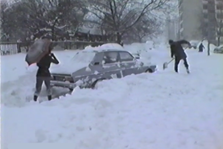 Automobilistes dans la région de Lancy GE tentant de dégager leur véhicule durant la journée du 17 février 1985. Image Peter L. Gill