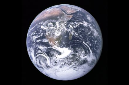The Blue Marble (la bille bleue), première image d’un hémisphère de la terre complément éclairé par le soleil, prise par l’équipage de la mission Apollo 17 en 1972. (NASA)