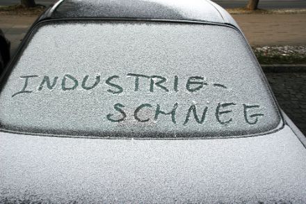 Photo d'une voiture recouverte d'une fine couche de neige.
