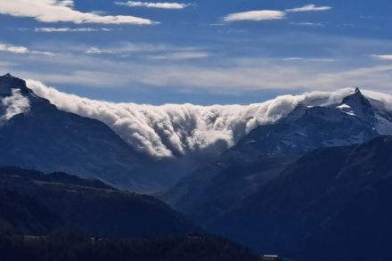 Mur de foehn descendant les reliefs bordant la vallée de Conches par le sud, capturé depuis Niederwald (VS). Photo : observations météo – App MétéoSuisse