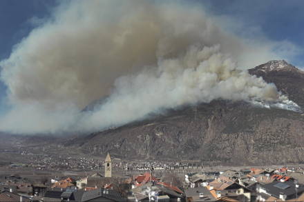 Un incendie de forêt s'est déclaré le jeudi 6 mars 2025 sur le versant sud de la Vermoispitze près de Latsch dans la province de Bolzano. (latsch.it-wms.com/)