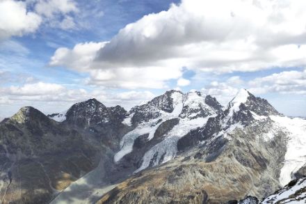 Le réchauffement en cours laisse des traces clairement visibles sur les glaciers alpins. Vue du massif de la Bernina avec le glacier Tschierva qui a fortement fondu. (Image : Observations météo, app MétéoSuisse)