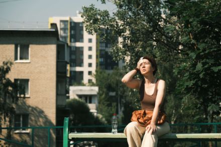 Une jeune femme transpire sous la chaleur estivale (Image: iStock)