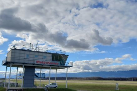 Poste d’observation de MétéoSuisse devant la piste de l’aéroport de Genève, avec le Jura français en arrière-plan. Photo : Laurent Cretenoud
