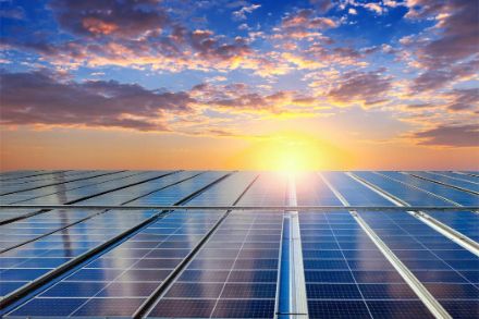 Panneaux solaires au soleil couchant