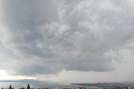 Orage sur le lac de Neuchâtel depuis Peseux le 4 juin 2025. (Image : observation météo, App MétéoSuisse)