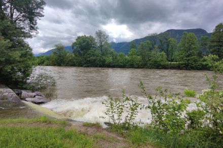 Rivières en crue et ciel couvert