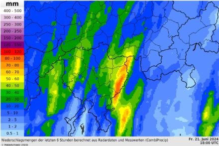 Cumuls de pluie en 6 h (entre 14 h et 20 h locales) pendant les violents orages du 21 juin 2024, selon l'algorithme CombiPrecip (combinaison de mesures pluviométriques et radar). Sur la Mesolcina, les cumuls ont atteint 80 à 100 mm en 6 heures. Source : MétéoSuisse.