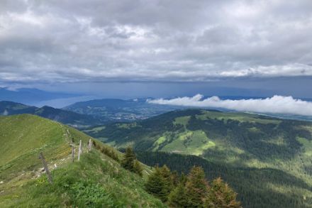 Photo du lac léman et d'un ciel sombre depuis les Préalpes fribourgeoises. ?